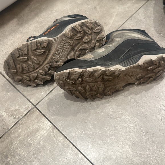 Boys Merrell Hiking Boots. Excellent Conditon size 2. - Picture 3 of 3